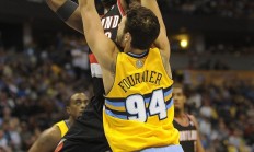 九游官网-爵士队后卫表现出色，力保球队连胜壮举的简单介绍