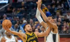 九游APP-勇士遭马刺横扫，库里命中绝杀球落败