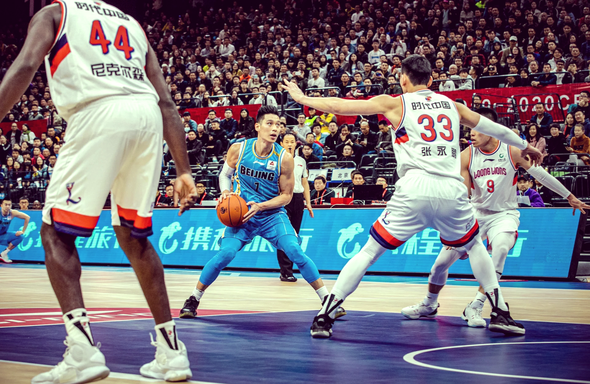 职业篮球比赛场面上的精彩瞬间