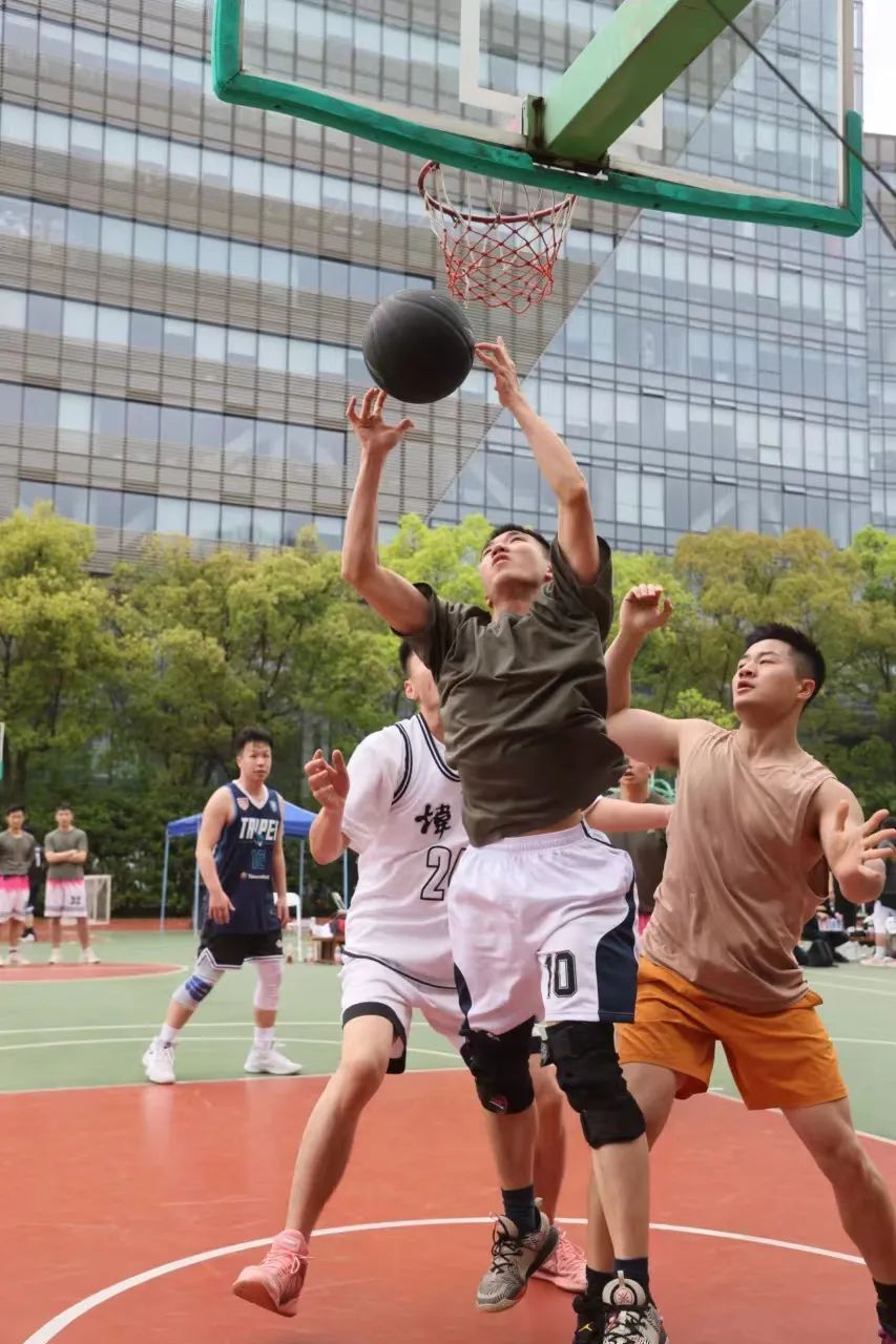 职业篮球比赛场面上的精彩瞬间