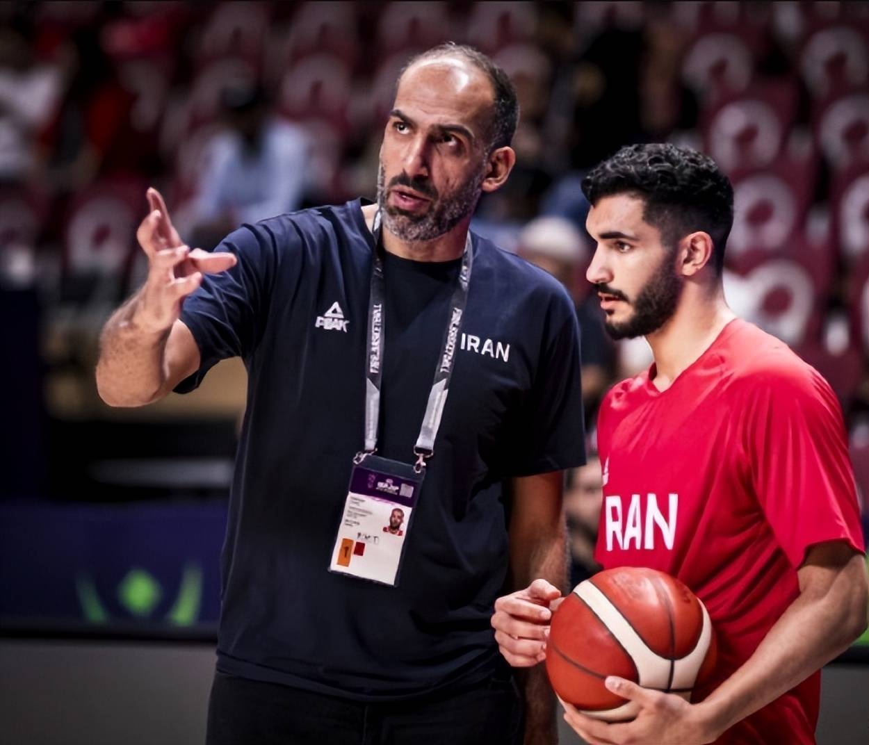 精神抖擞！球员们在比赛中持续发挥