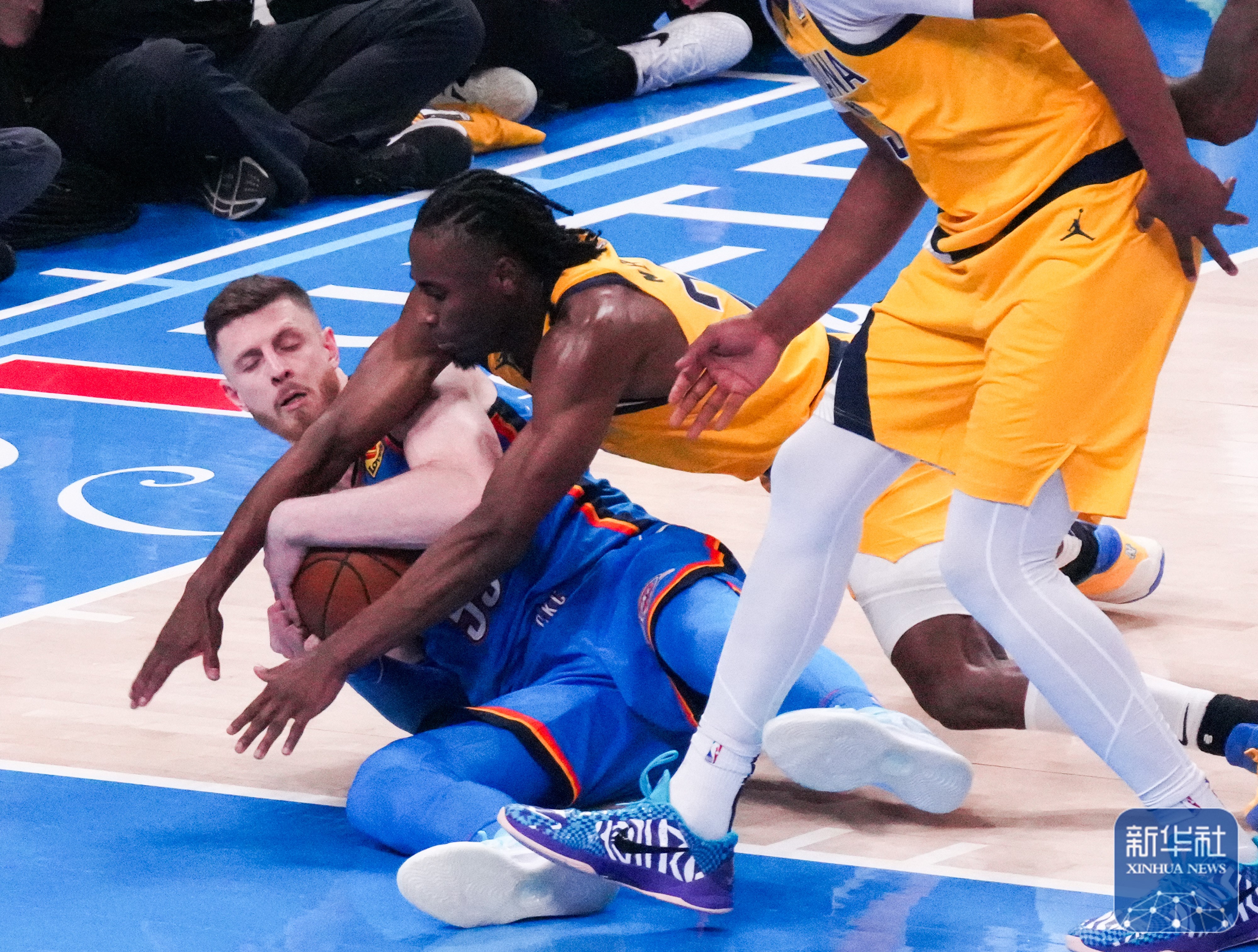 NBA总冠军得主庆贺胜利,球员合作默契互相支援 NBA总冠军得主庆贺胜利,球员合作默契互相支援