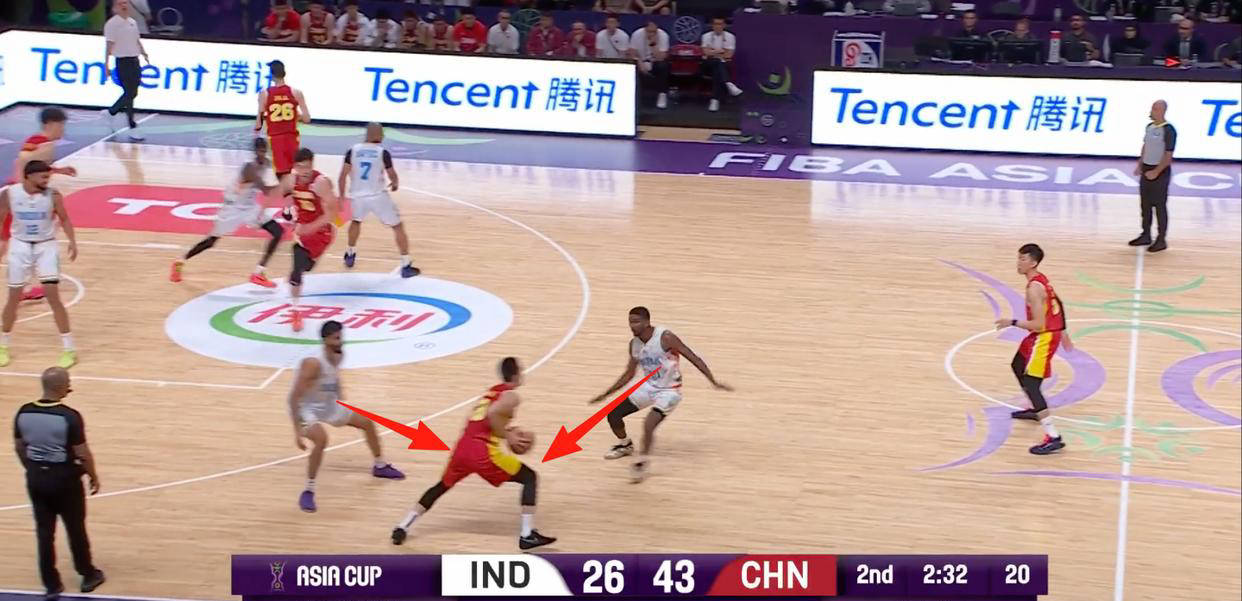 赛场上球员表现出色，展现才华和团队配合