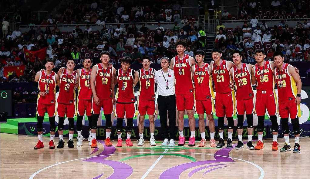 赛场上球员表现出色，展现才华和团队配合