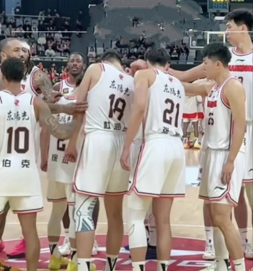 比赛中球队经历激烈对抗，最终取得胜利