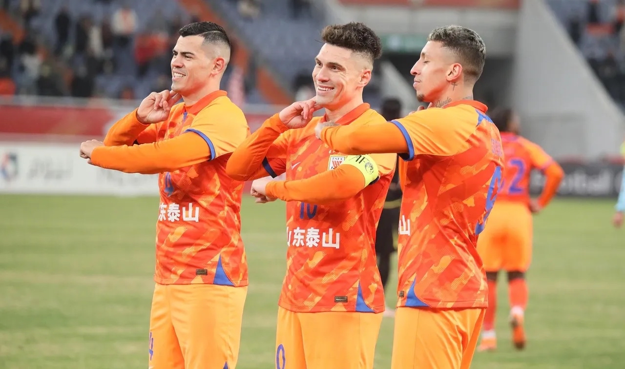 比赛中球队经历激烈对抗，最终取得胜利