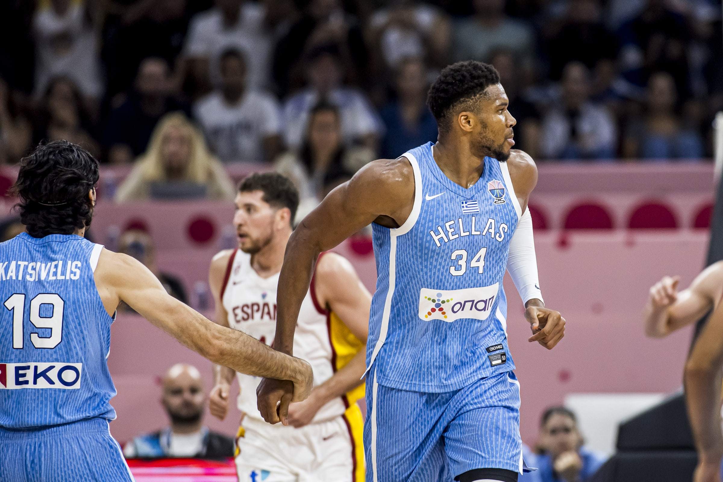 西班牙球队在与希腊队的比赛中顺利晋级