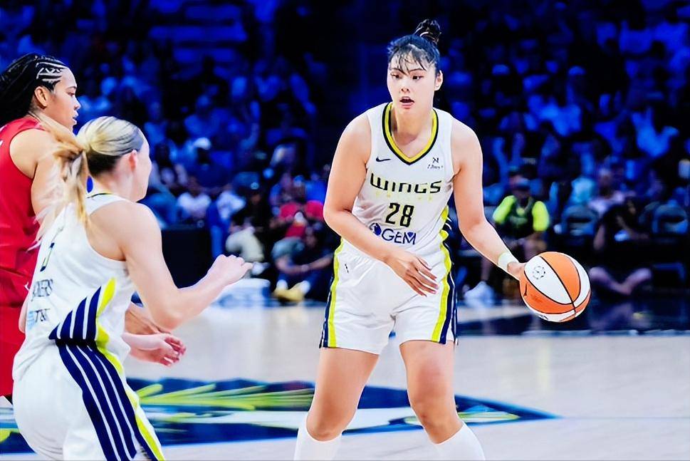 包含WNBA巨星伤愈归来：前中国篮球队球员助阵重返赛场的词条