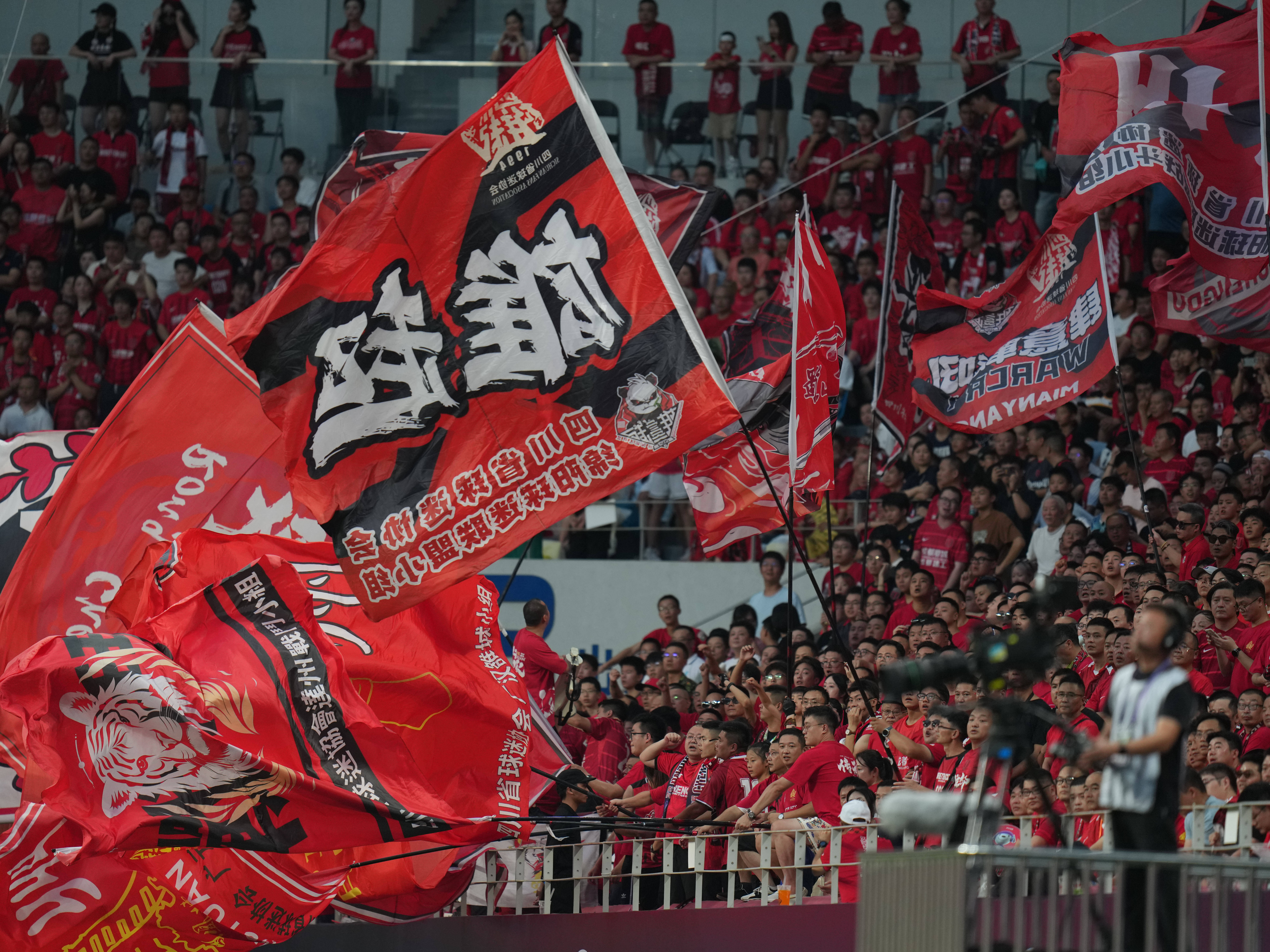 亚冠淘汰赛战火激烈燃烧，球队实力对比搏击赛场的简单介绍