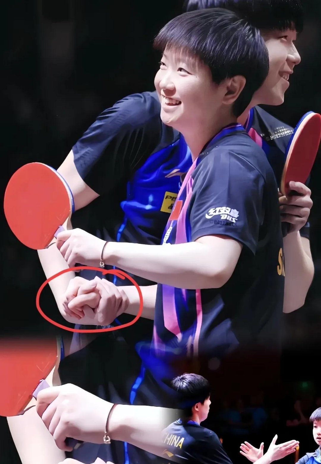 壁球比赛中选手的默契配合令人惊叹