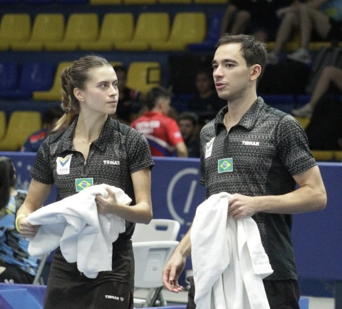 壁球比赛中选手的默契配合令人惊叹