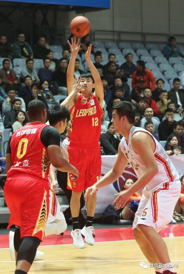 青岛黄海客场大胜，球队士气高涨，全力冲刺