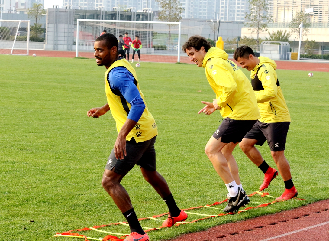 青岛黄海客场大胜，球队士气高涨，全力冲刺