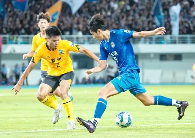 队友间的默契配合带领球队连续取得胜利