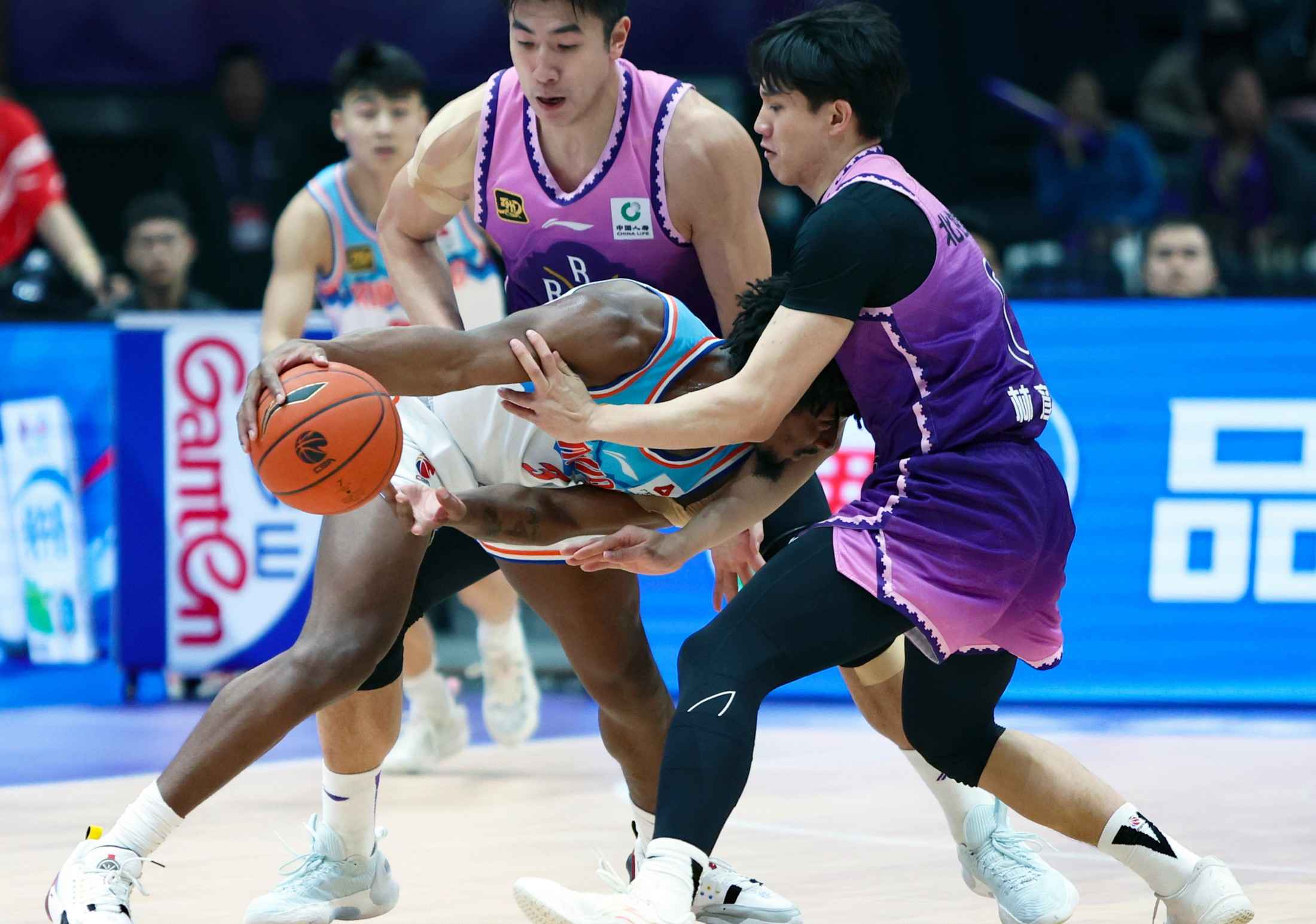 福建男篮在控制比赛中获胜，成功晋级