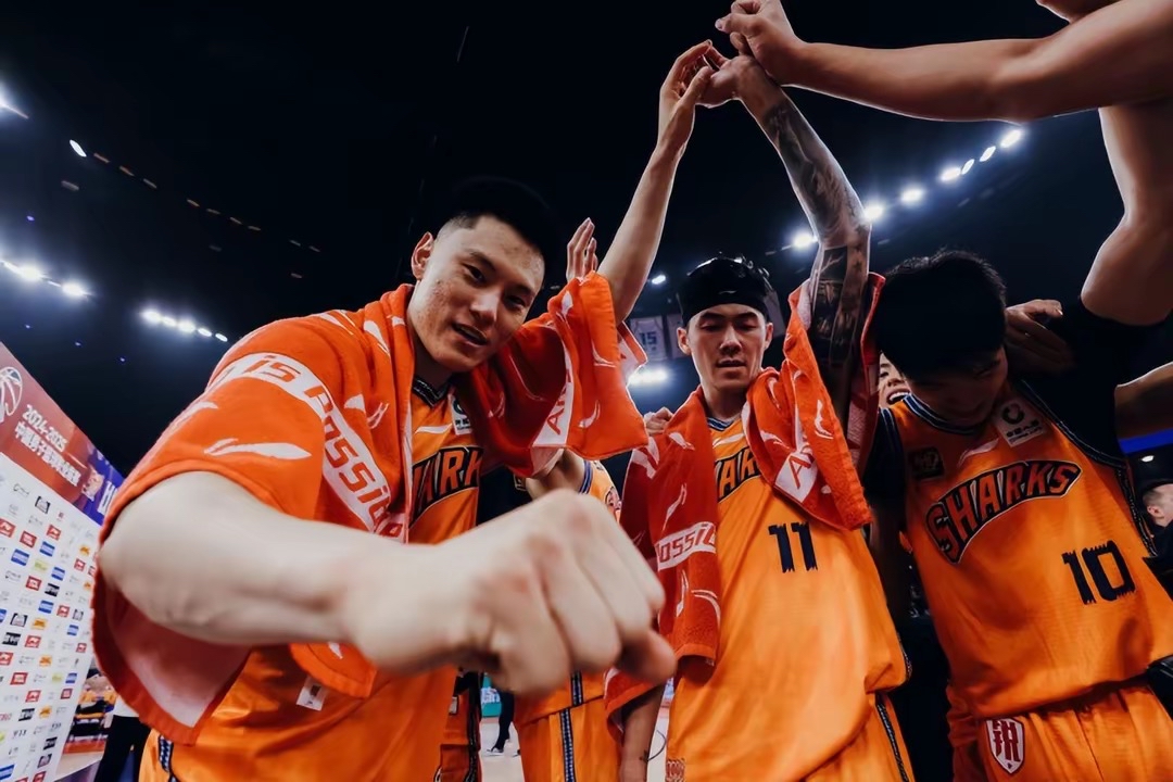 关于上海男篮全队合力，以胜利回应质疑的信息