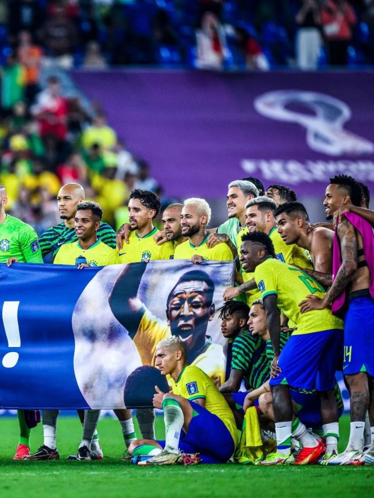 足球比赛上演角逐，双方势均力敌的简单介绍