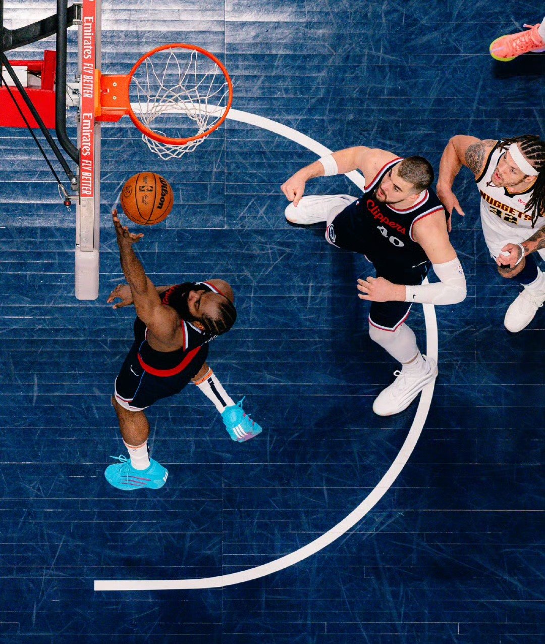 爵士队后卫表现出色，力保球队连胜壮举的简单介绍