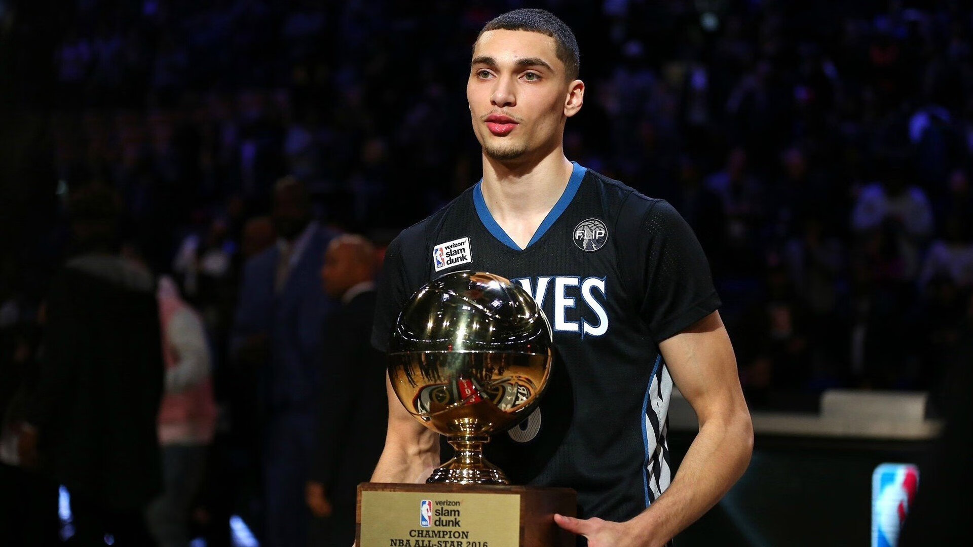 新王登基！德里赫特攻防统治诺坎普，巴萨5-0狂扫米兰书写欧冠新章